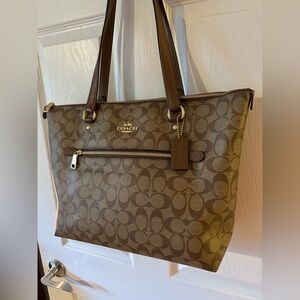 Coach Signature Gallery Tote